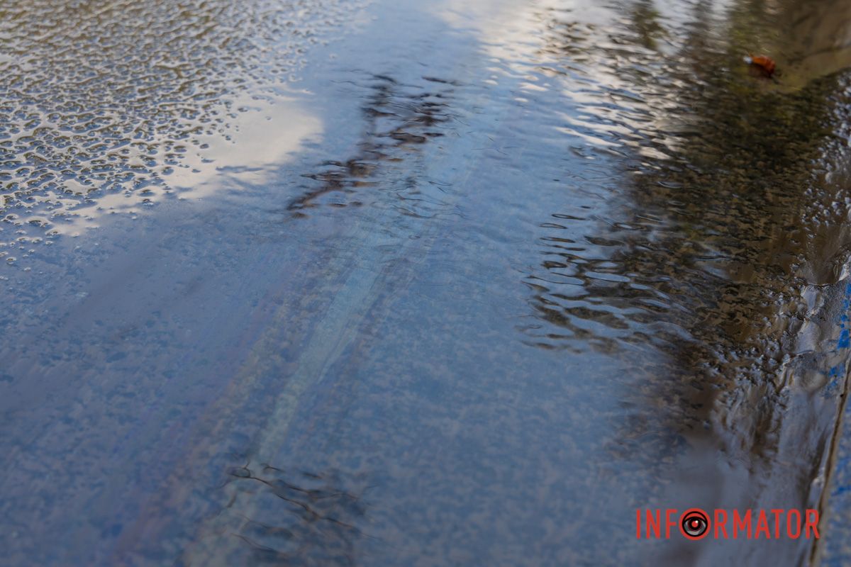 Вода тече проспектом У центрі Дніпра через порив водогону перекрили смугу руху на проспекті Яворницького 12