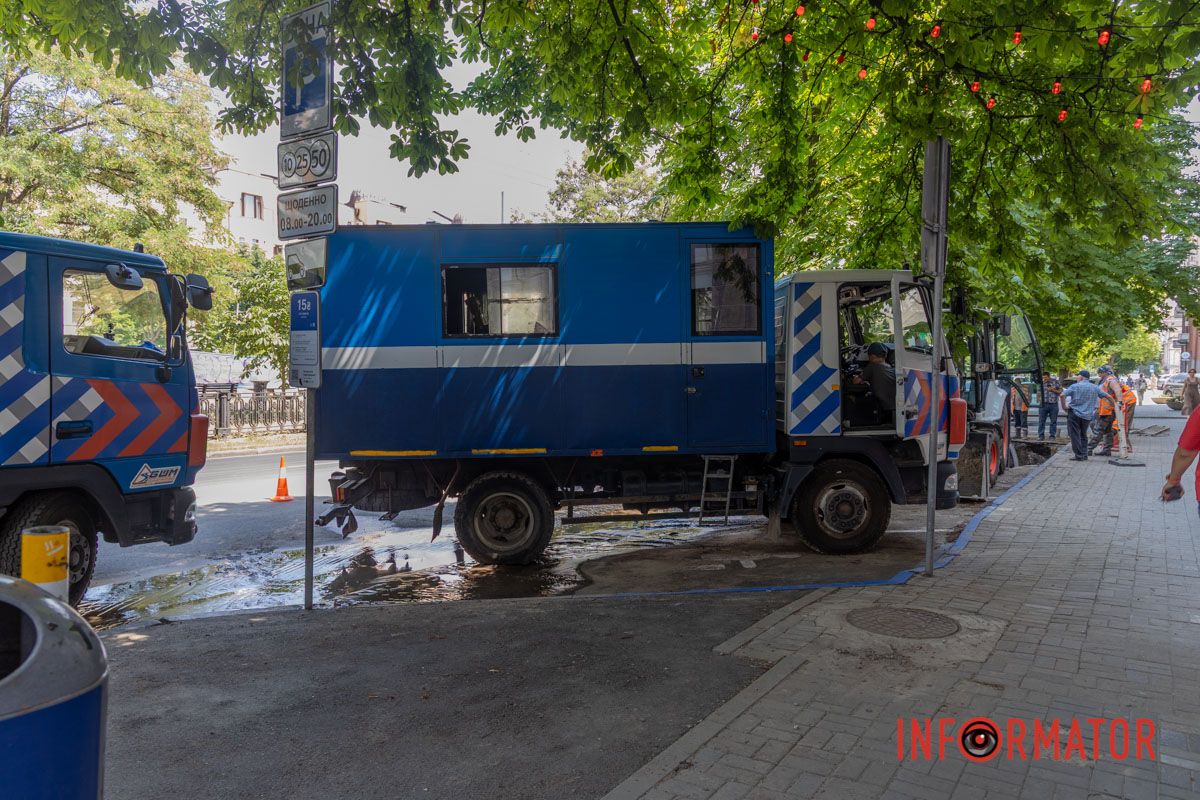 Без води будинки по проспекту Дмитра Яворницького, 77 - 97 У центрі Дніпра через порив водогону перекрили смугу руху на проспекті Яворницького 13