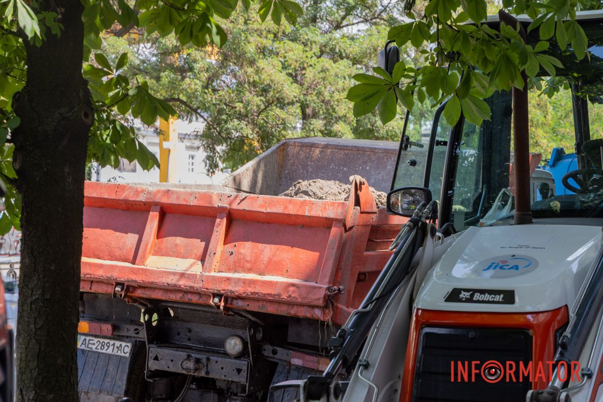 Відновити водопостачання обіцяють протягом сьогоднішнього дня У центрі Дніпра через порив водогону перекрили смугу руху на проспекті Яворницького 15