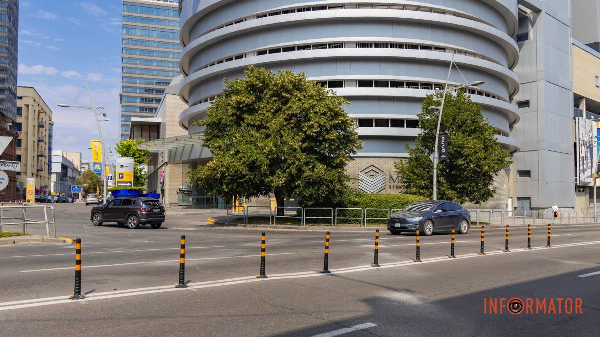 Зміни для водіїв: у Дніпрі біля ТРЦ «Мост-Сіті» встановили дорожні стовпчики