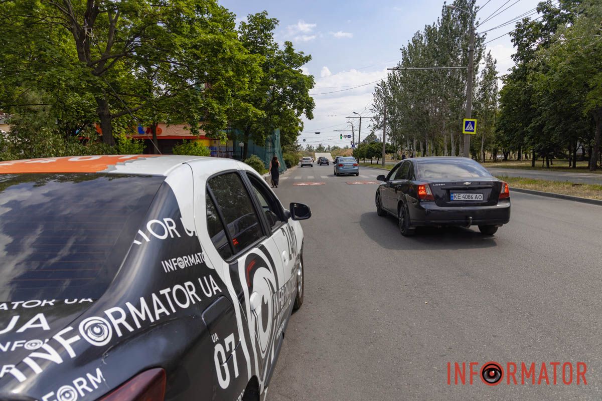 Водителей заставят подтормаживать перед пешеходными: в Днепре устанавливают «берлинские подушки» 1