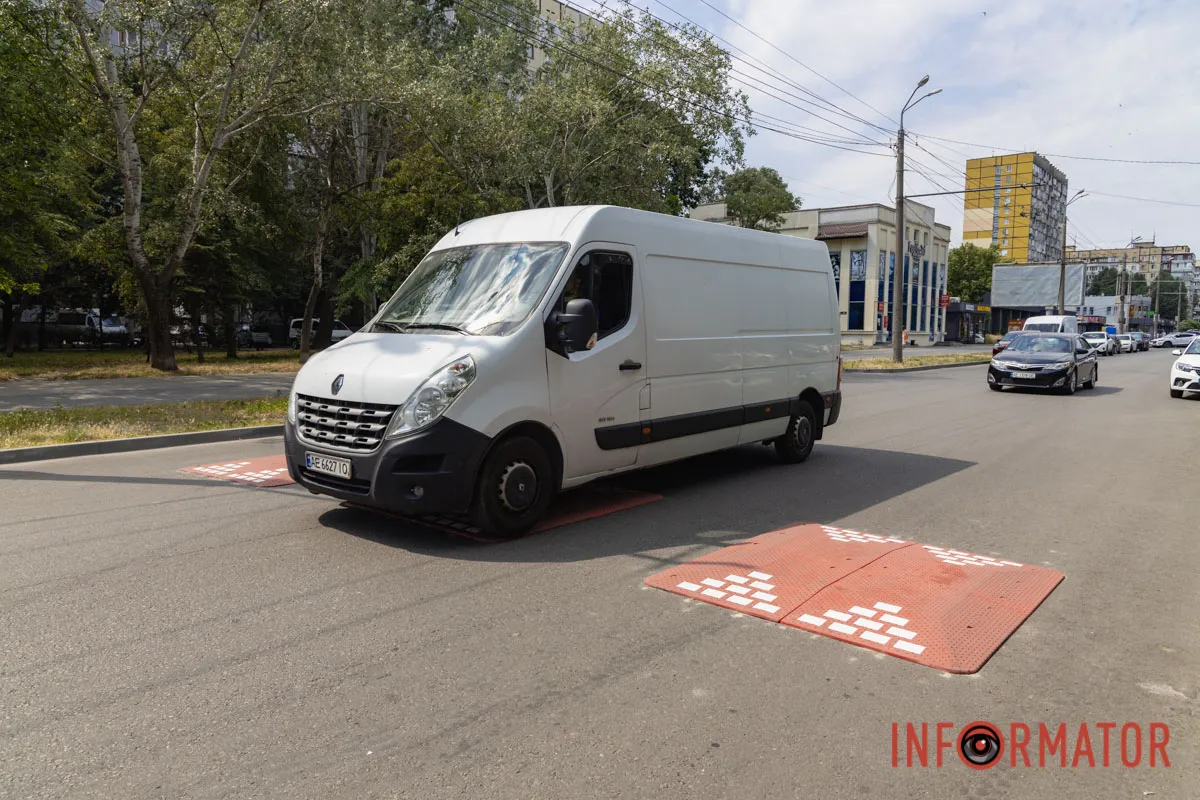 Водителей заставят подтормаживать перед пешеходными: в Днепре устанавливают «берлинские подушки» 4