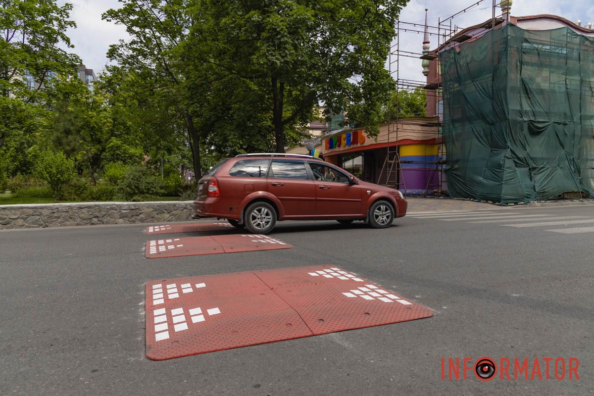 Водителей заставят подтормаживать перед пешеходными: в Днепре устанавливают «берлинские подушки» 13