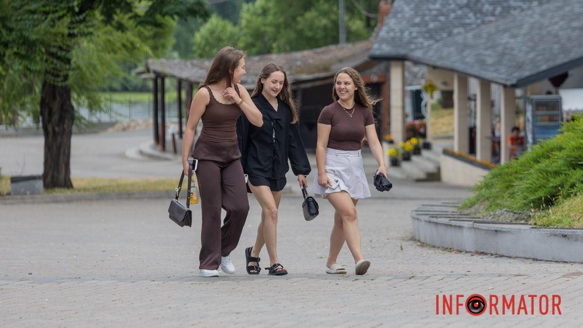 Омріяна прохолода після спеки: як дніпряни проводять суботній дощовий день