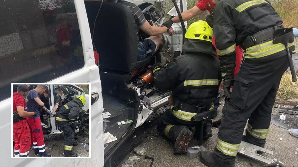 У Дніпрі на вулиці Академіка Белелюбського Mercedes врізався у стовп: пасажира діставали з салону рятувальники
