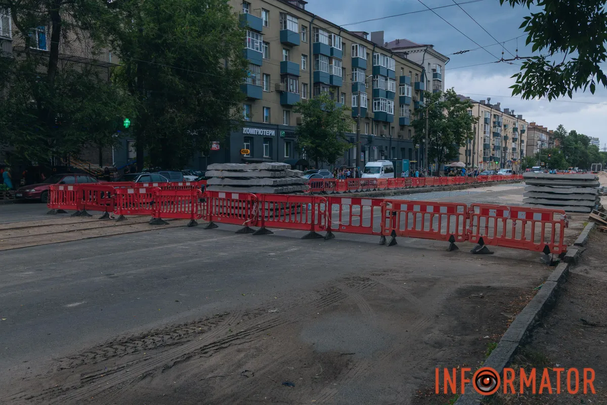 Через перехрестя проспекту Богдана Хмельницького та вулиці Чорних Запорожців перекрито рух прямо у напрямку селища Мирного Через перехрестя проспекту Богдана Хмельницького та вулиці Чорних Запорожців перекрито рух прямо у напрямку селища Мирного