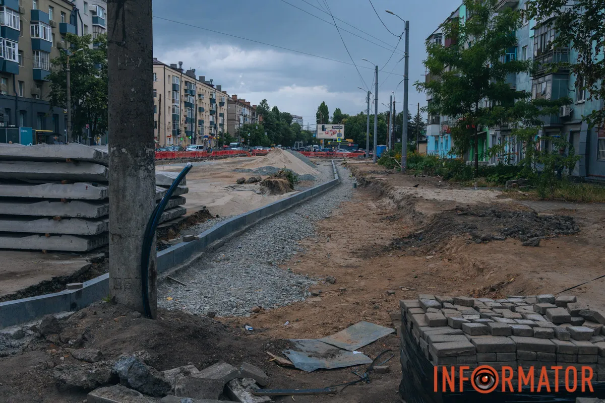 На перехресті демонтують старі рейки На перехресті демонтують старі рейки