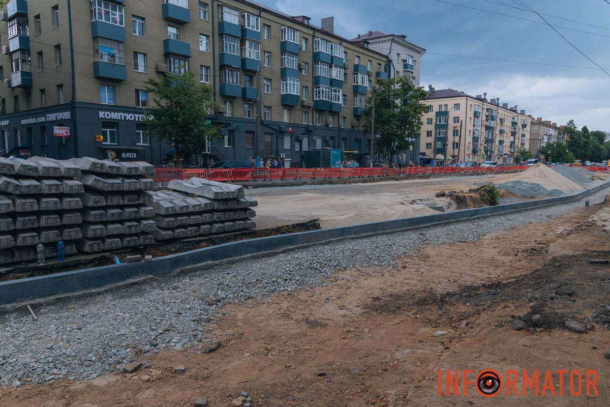 Наразі фахівці вже оновили ділянку колії на вулиці Чорних Запорожців і продовжують роботи безпосередньо на перехресті Наразі фахівці вже оновили ділянку колії на вулиці Чорних Запорожців і продовжують роботи безпосередньо на перехресті