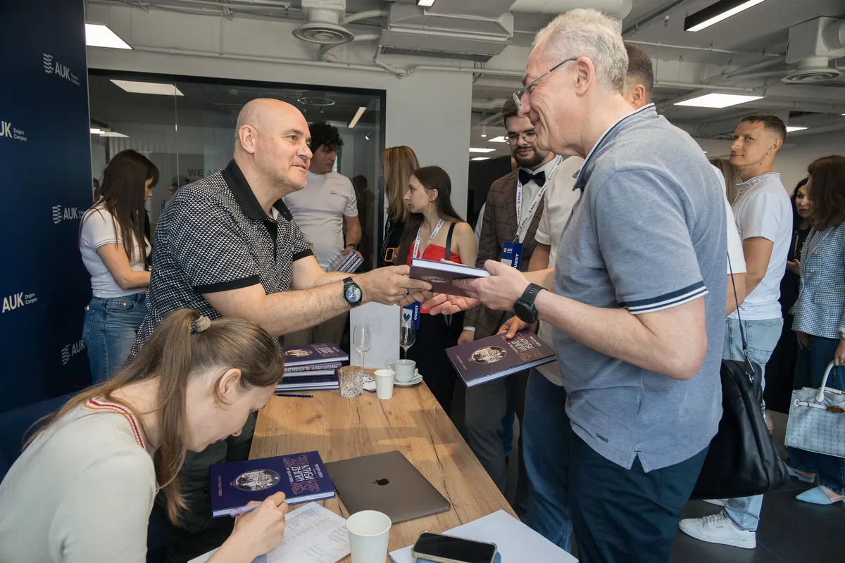 “Історія, традиції, спадщина”: презентували книгу історика Максима Кавуна про бізнес-клуби Дніпра 5