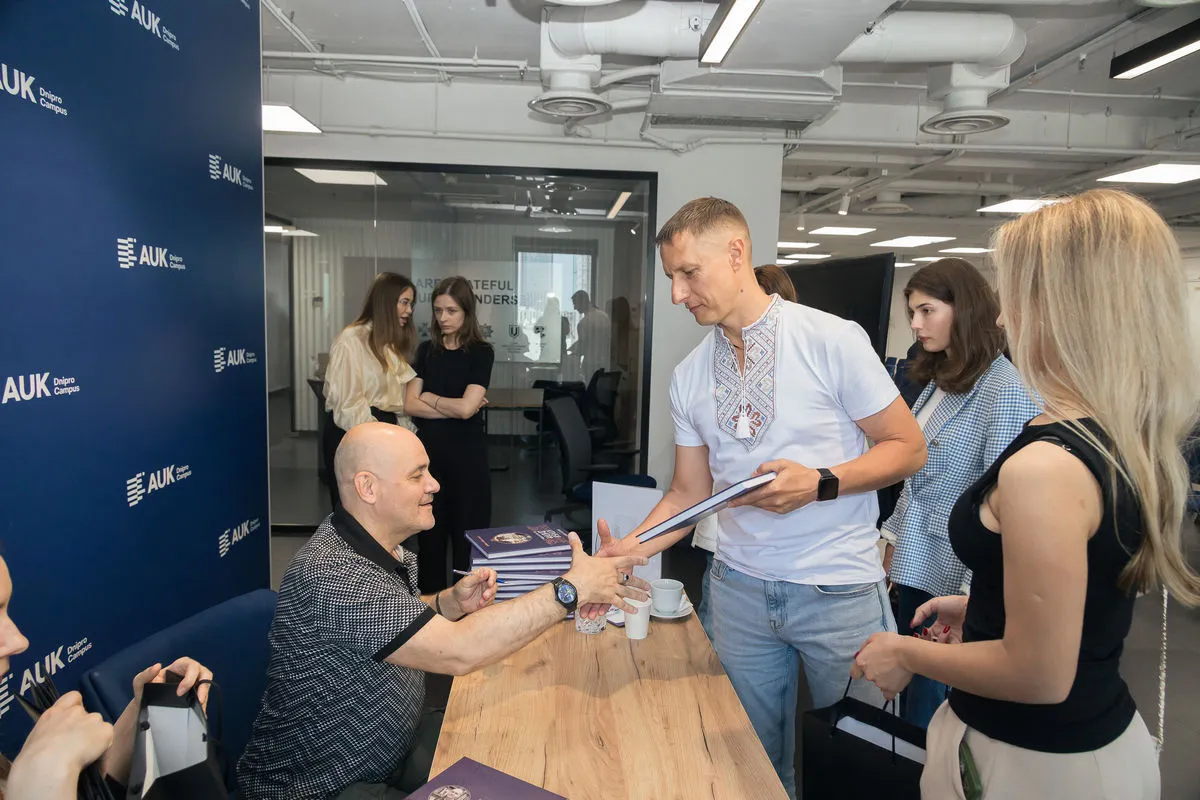 “Історія, традиції, спадщина”: презентували книгу історика Максима Кавуна про бізнес-клуби Дніпра 7