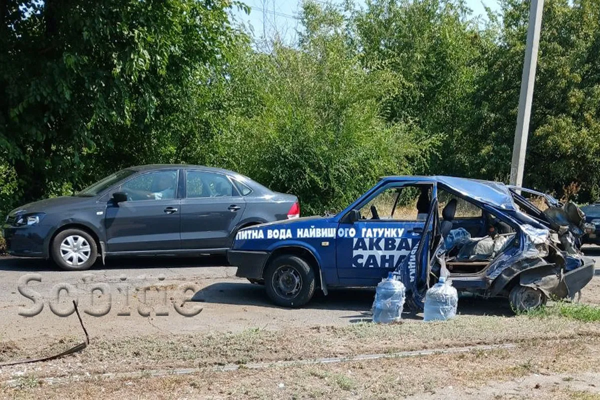 Нетверезий водій ВАЗ зніс електроопору дтп кам 1