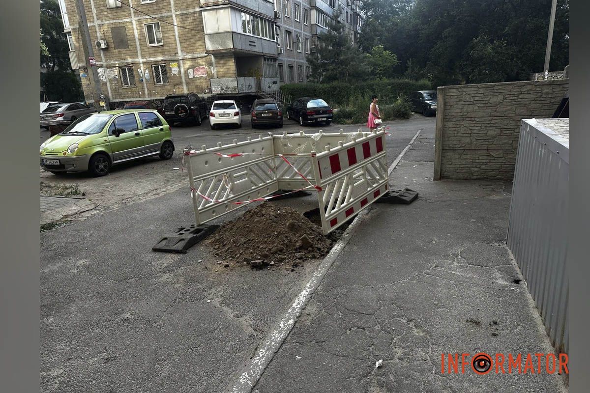 Асфальт пішов під землю: у Дніпрі на Сонячній Набережній утворилося провалля 4