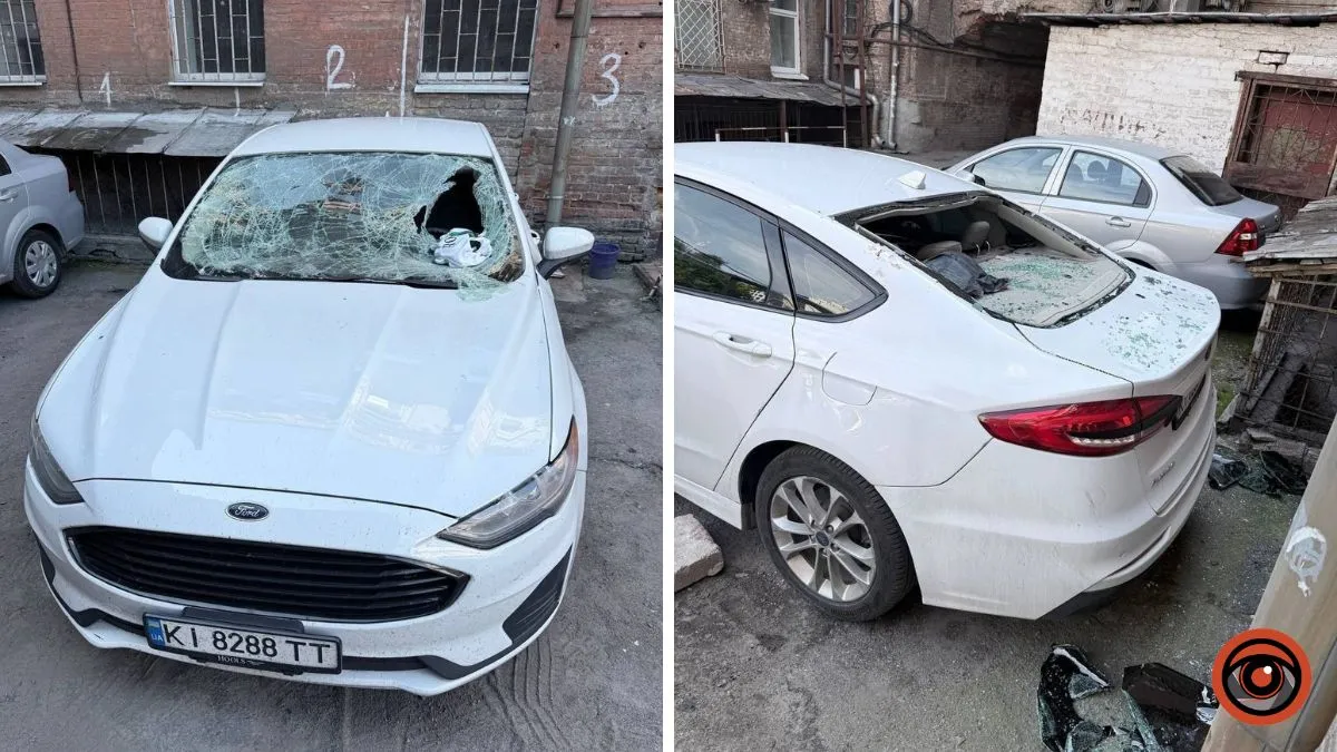 В центре Днепра во дворе заметили разбитый Ford Fusion со следами крови на двери: что говорят в полиции