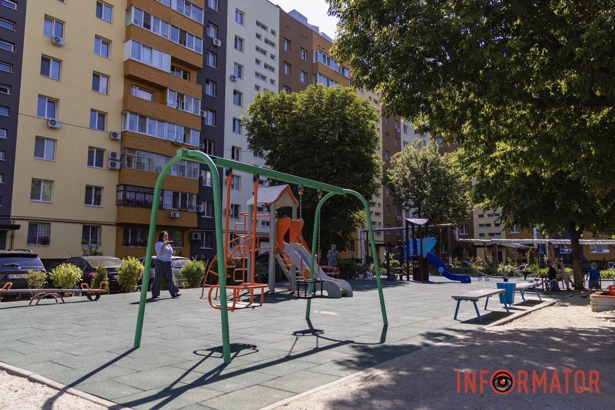 В Днепре за более чем 2,5 миллиона гривен положили резиновое покрытие на детские площадки 3