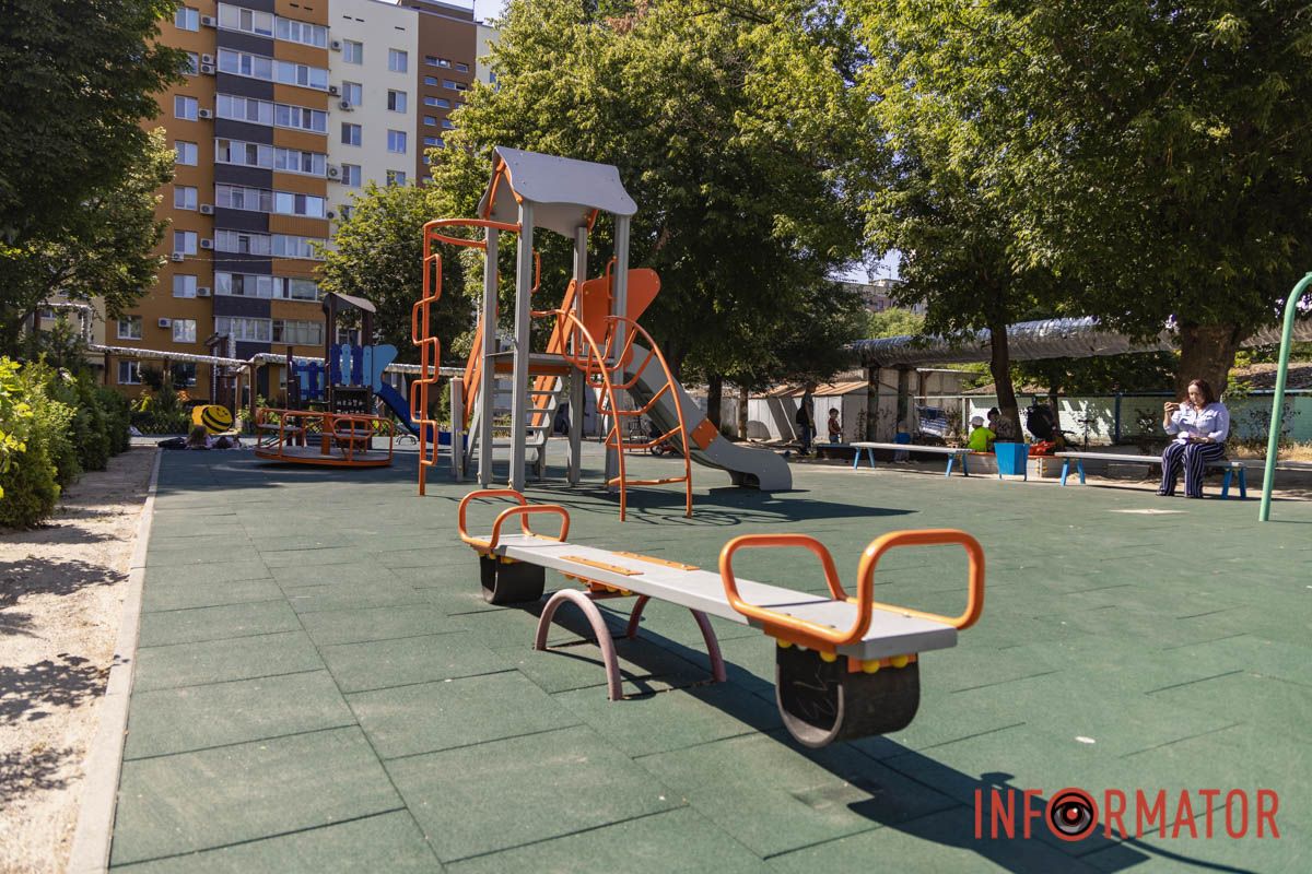 В Днепре за более чем 2,5 миллиона гривен положили резиновое покрытие на детские площадки 5
