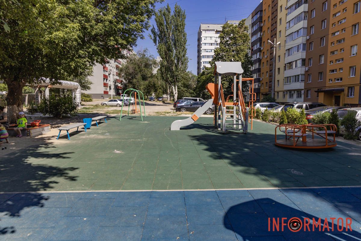 В Днепре за более чем 2,5 миллиона гривен положили резиновое покрытие на детские площадки 7