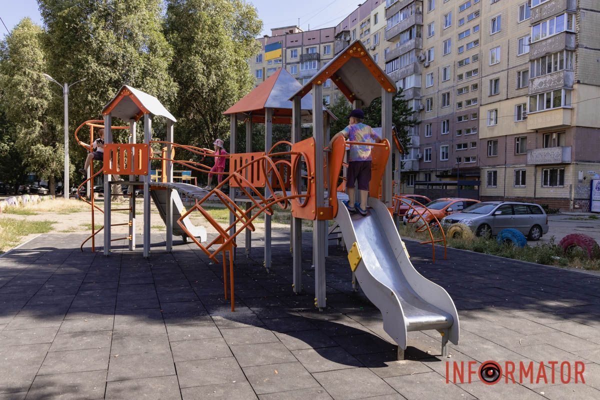 В Днепре за более чем 2,5 миллиона гривен положили резиновое покрытие на детские площадки 12