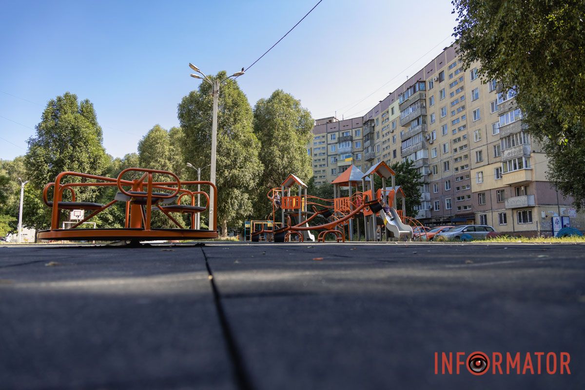 В Днепре за более чем 2,5 миллиона гривен положили резиновое покрытие на детские площадки 16