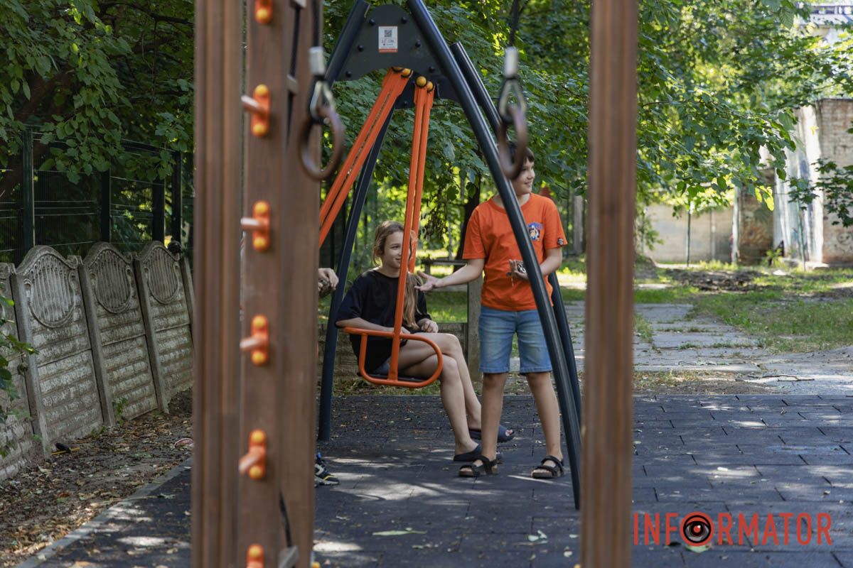 В Днепре за более чем 2,5 миллиона гривен положили резиновое покрытие на детские площадки 26
