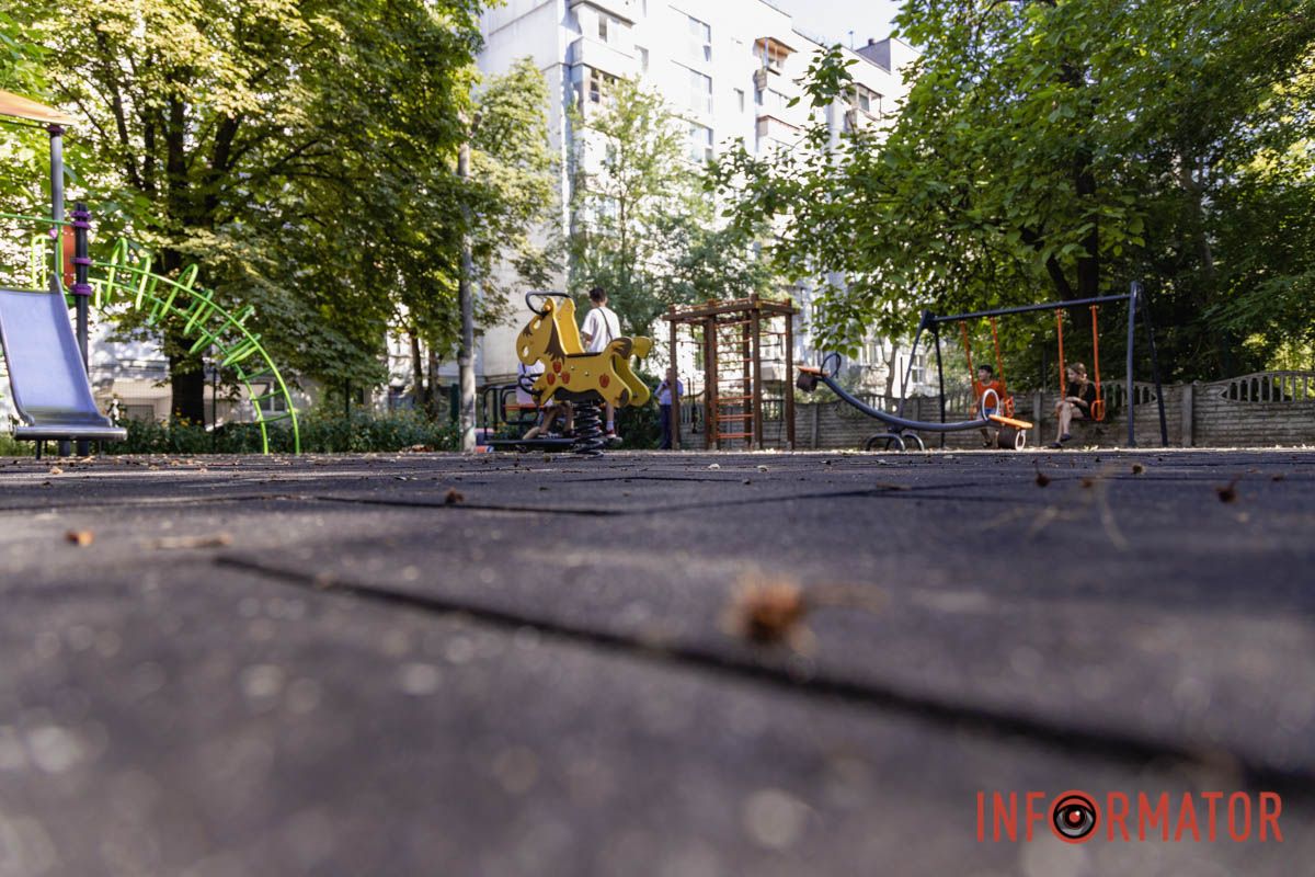 В Днепре за более чем 2,5 миллиона гривен положили резиновое покрытие на детские площадки 28