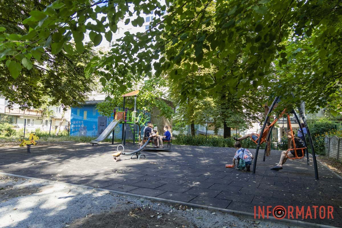 В Днепре за более чем 2,5 миллиона гривен положили резиновое покрытие на детские площадки 30