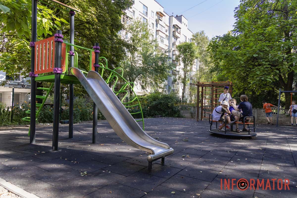 В Днепре за более чем 2,5 миллиона гривен положили резиновое покрытие на детские площадки 33