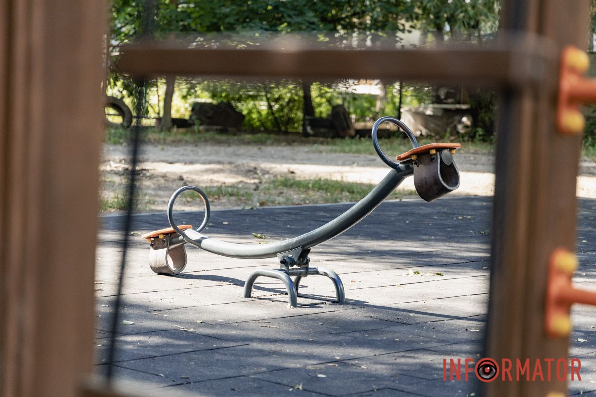 В Днепре за более чем 2,5 миллиона гривен положили резиновое покрытие на детские площадки 37