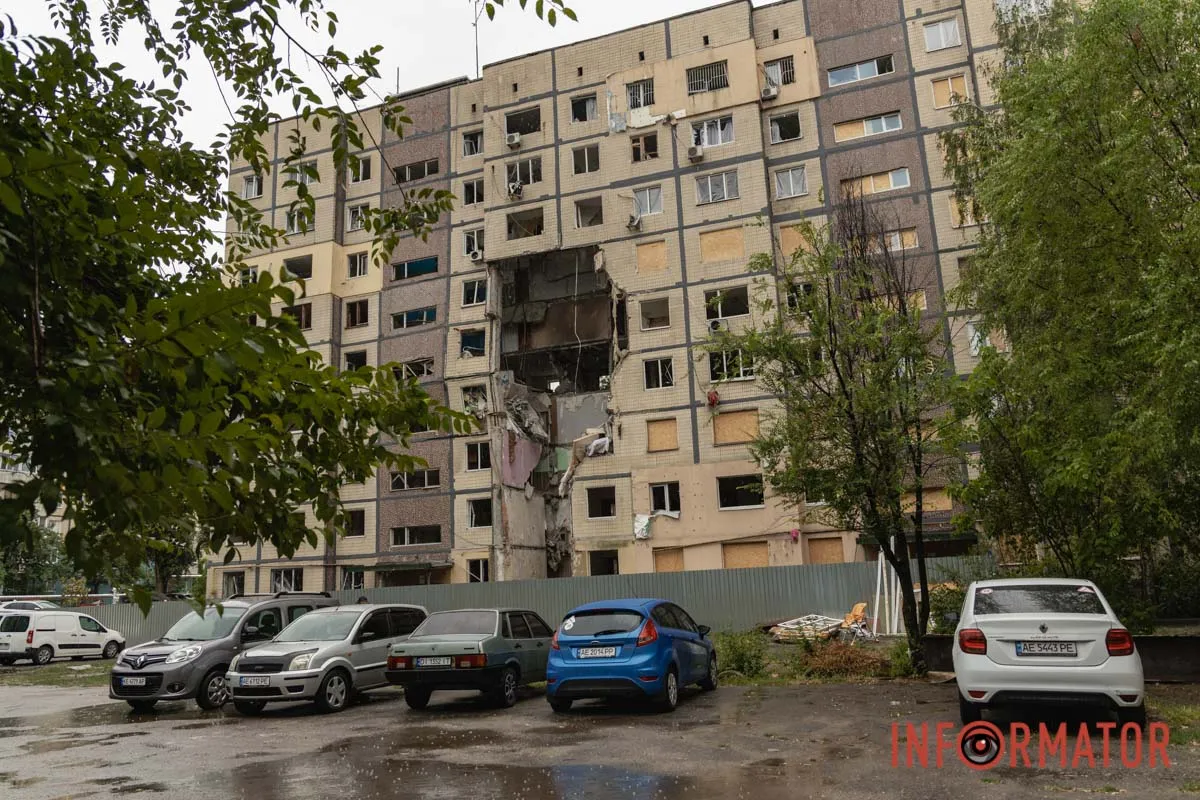 В Днепре частично обрушился подъезд дома на жилом массиве Победа, который получил серьезные повреждения после российской атаки