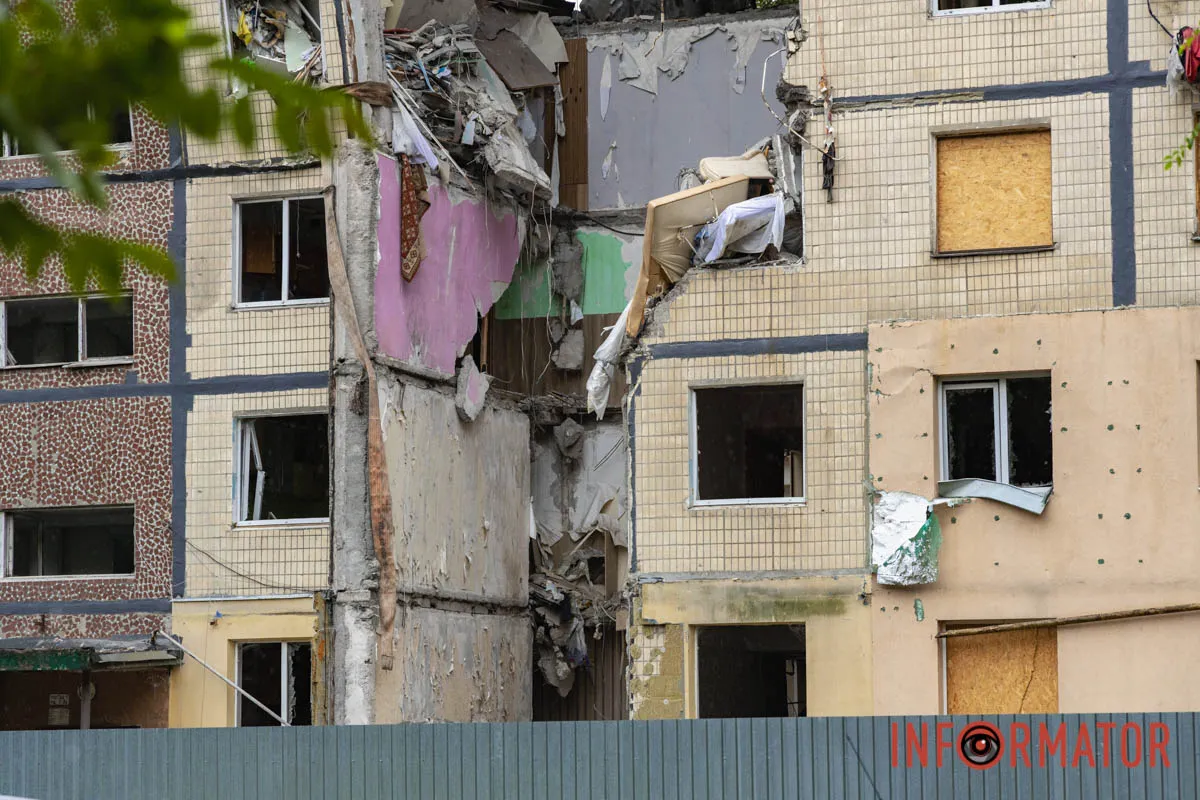 Удар пробил в доме огромную дыру