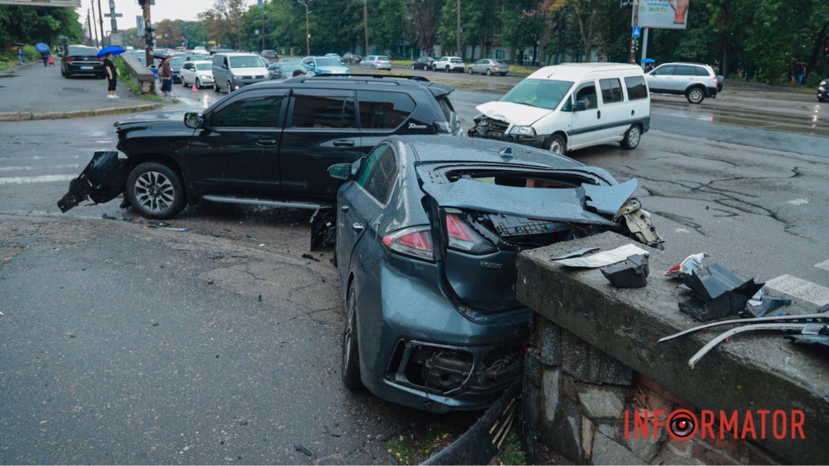 У Дніпрі на проспекті Богдана Хмельницького зіштовхнулись Toyota, Peugeot та Hyundai