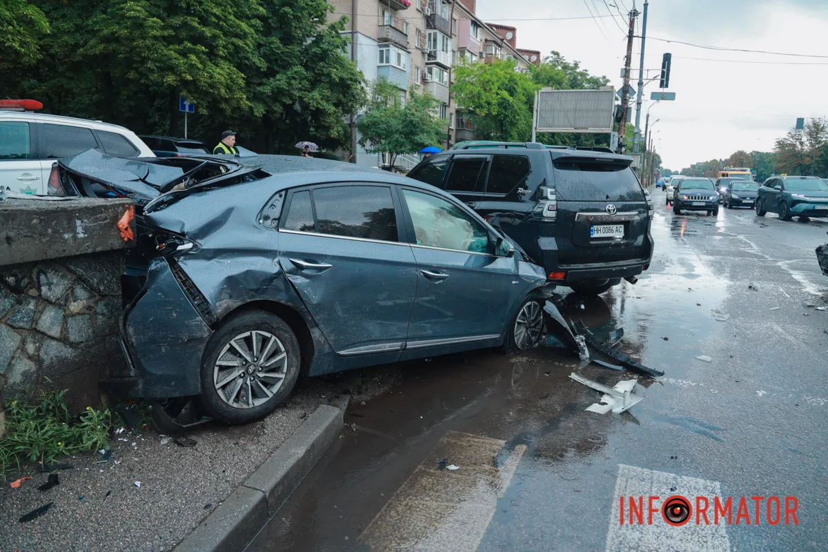 Попередньо, Toyota та Peugeot їхали по Хмельницького в бік вулиці Незалежності
