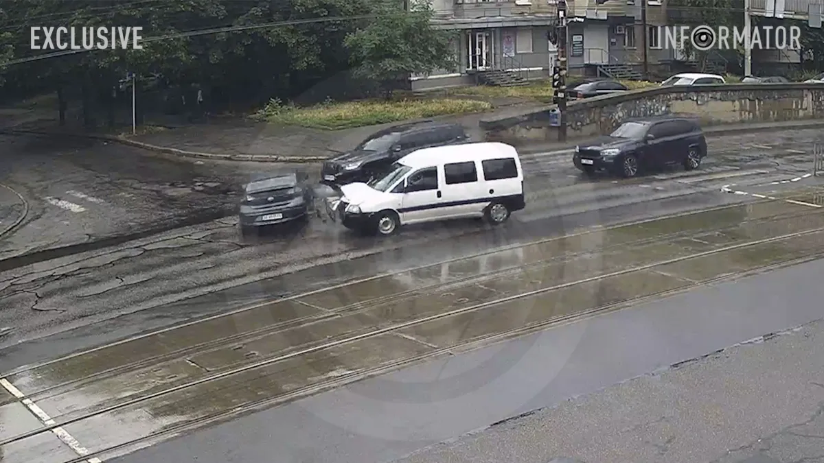 Відео ДТП: у Дніпрі на проспекті Богдана Хмельницького Hyundai відлетів у парапет після зіткнення з Peugeot та Toyota