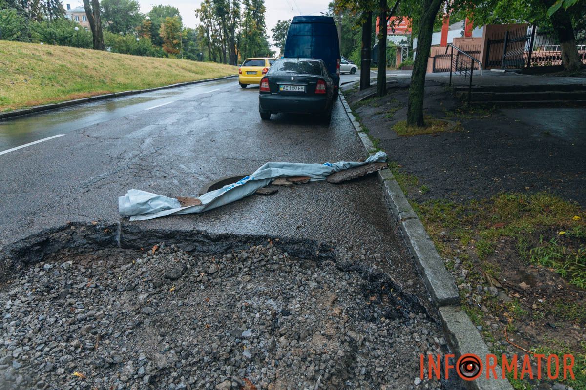 В Днепре на проспекте Дмитрия Яворницкого во время дождя заливает водой яму на проезжей части