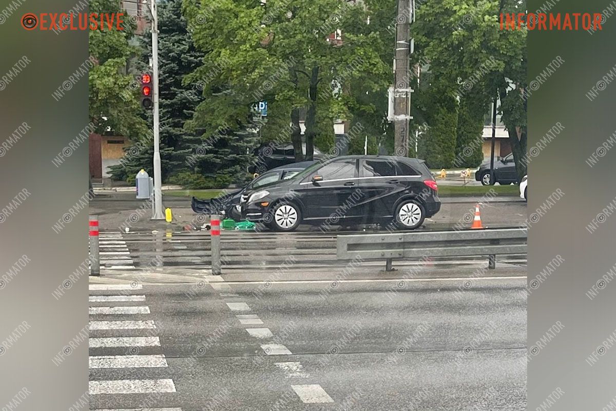 В Днепре на Победе 8 июля столкнулись Opel и Mercedes дтп 1