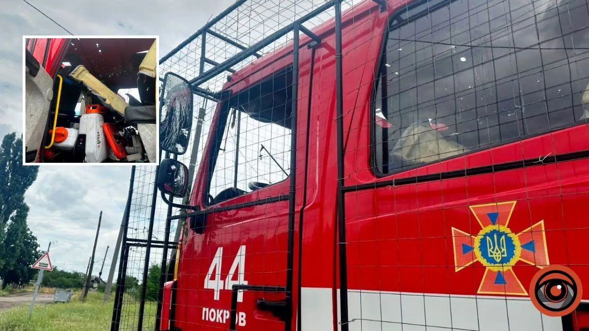 В Никопольском районе из-за вражеской атаки возник пожар: под повторный удар попали спасатели