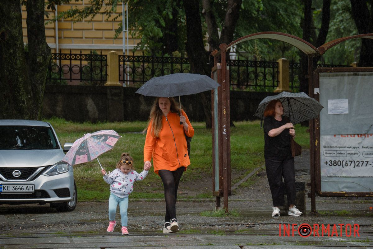 Дехто ще не поспішає складати парасолі