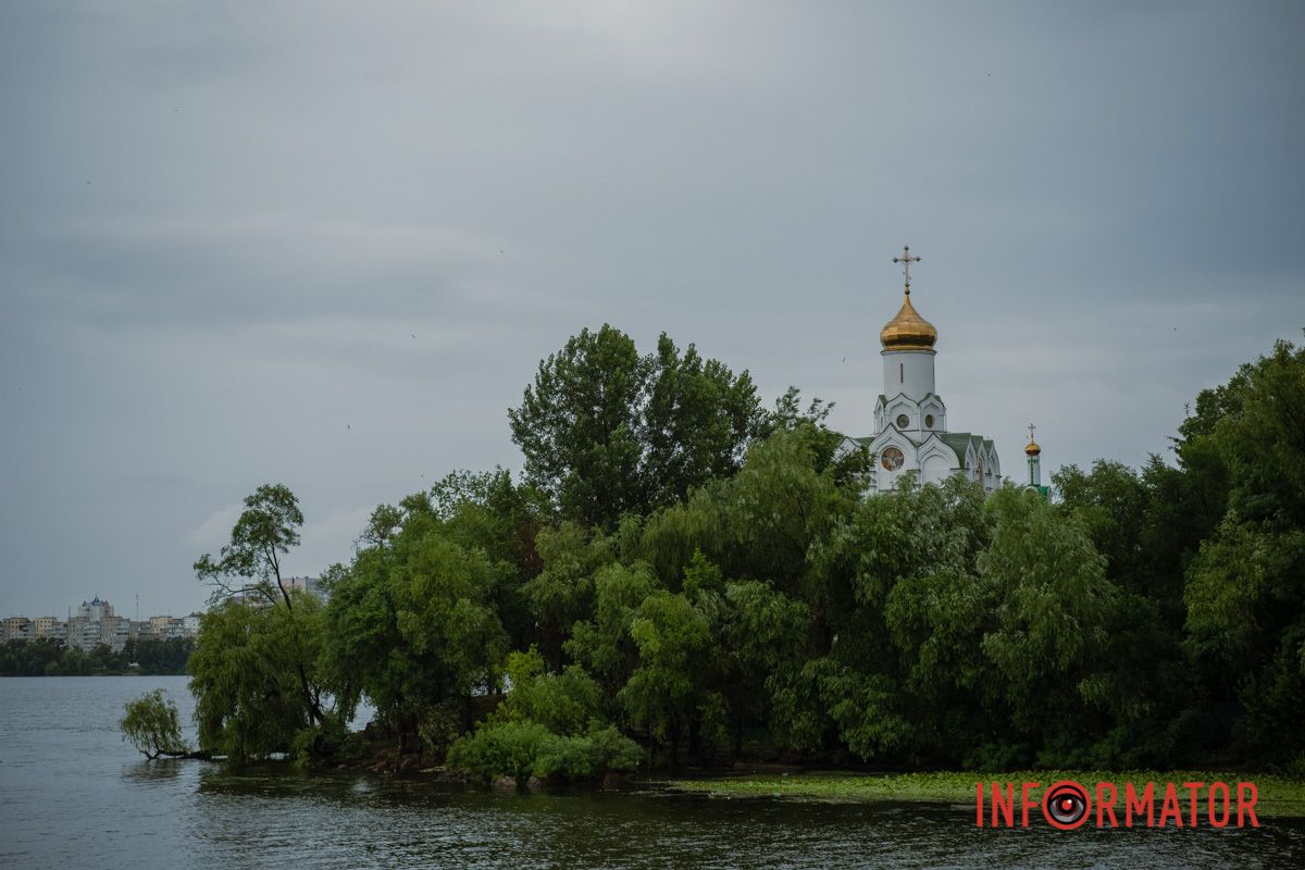 Після дощу місто виглядає особливо охайним