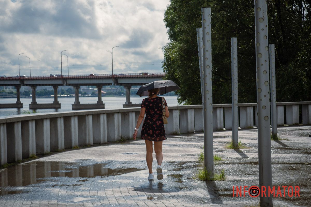 Крізь хмари після дощу вже пробиваються сонячні промені