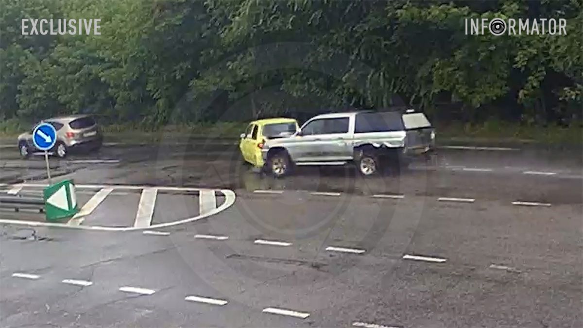 Відео моменту ДТП: у Дніпрі на Запорізькому шосе зіткнулися Mitsubishi та Daewoo, останній відлетів у кущі
