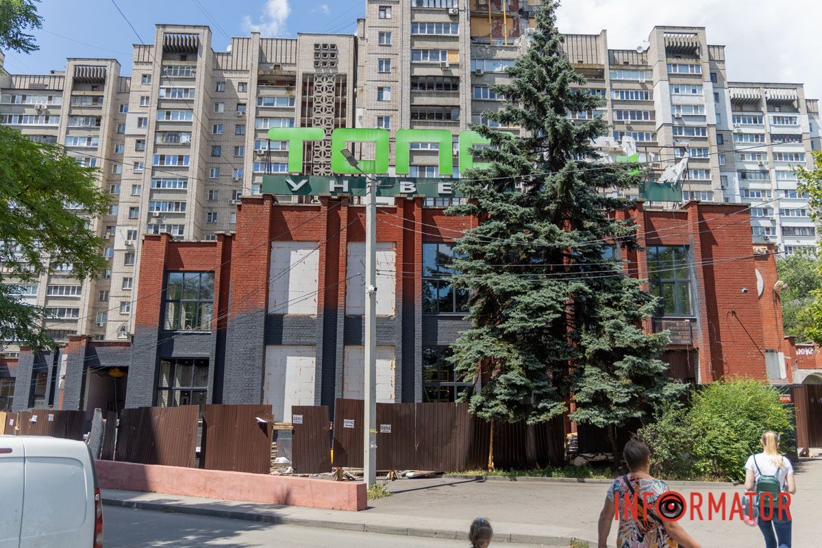 Вхід у магазин здійснюється з торця Вхід у магазин здійснюється з торця