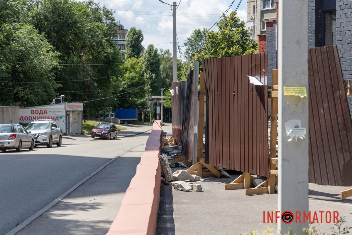 Територію частково огородили парканом Територію частково огородили парканом