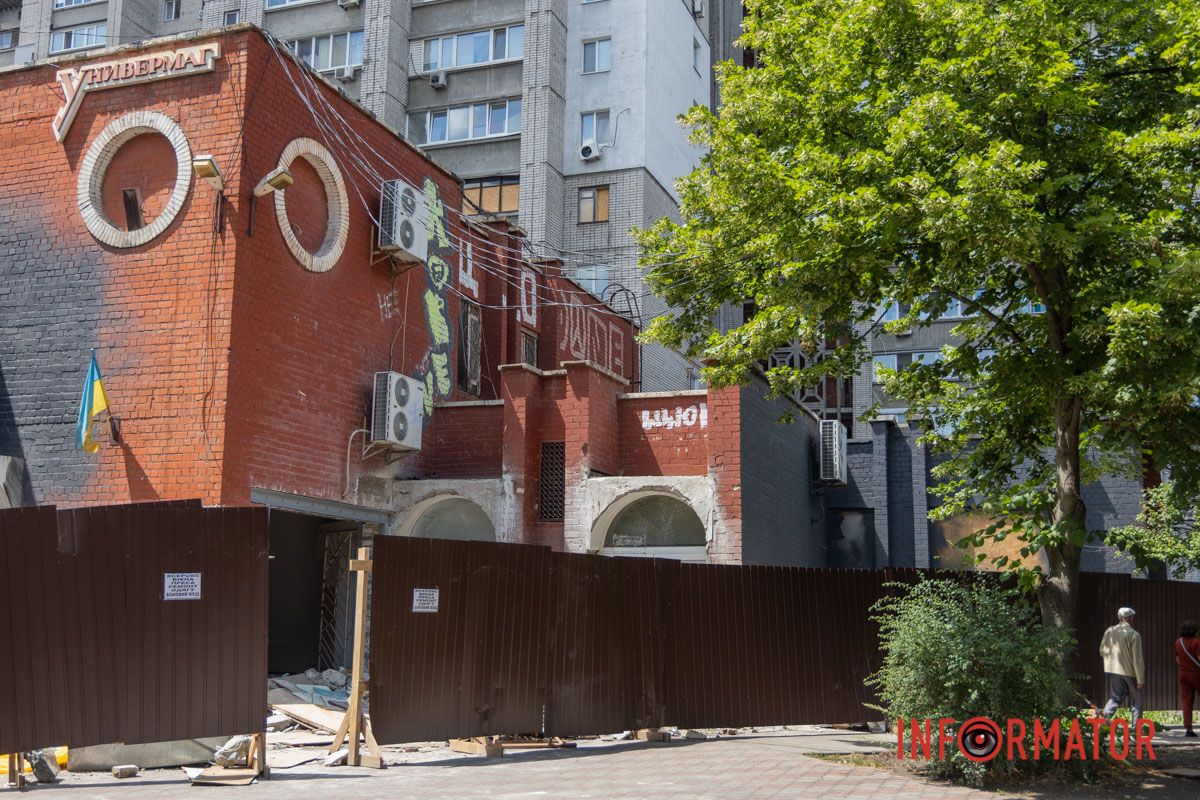 На паркані є відповідні маркування, як пройти всередину На паркані є відповідні маркування, як пройти всередину