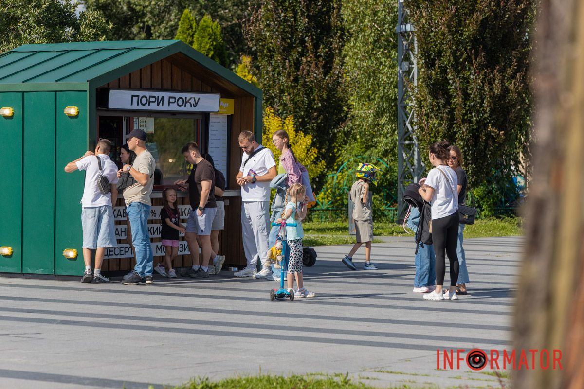 Фонтани, дитячий сміх та посмішки: як проводять дніпряни літній день у сквері Прибережному 10