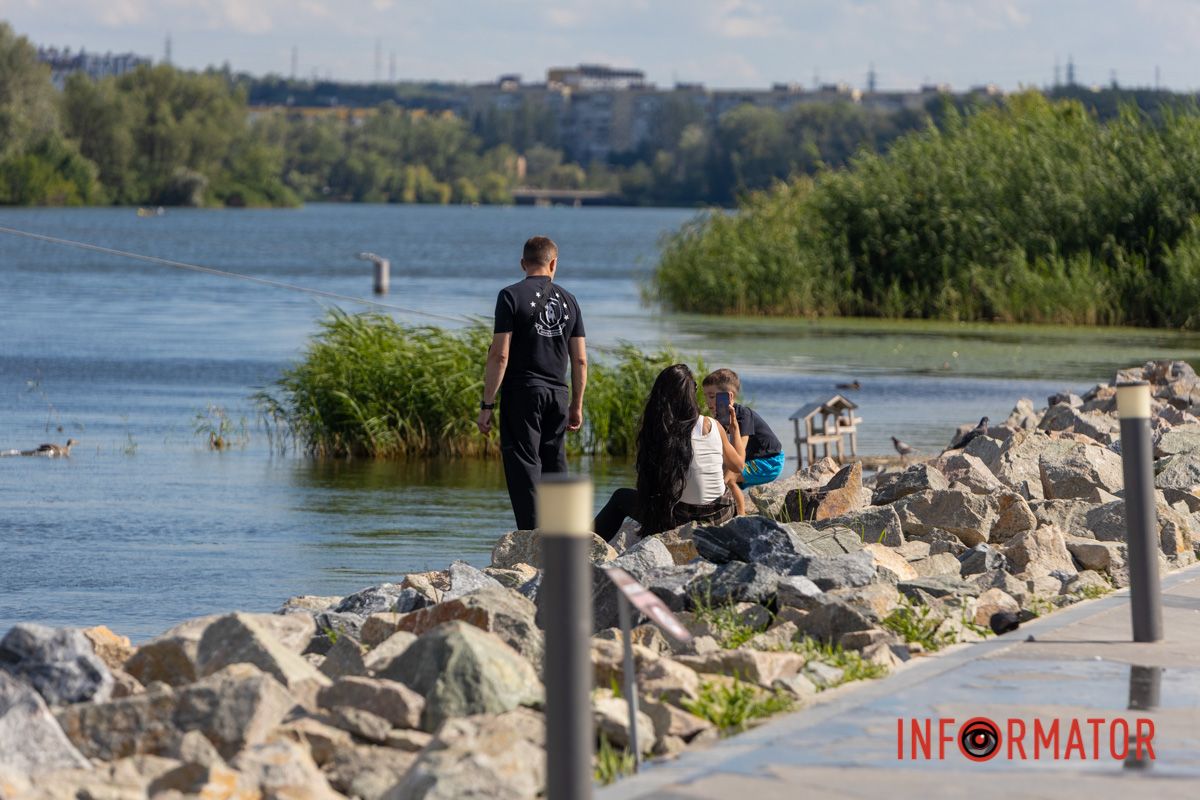Фонтани, дитячий сміх та посмішки: як проводять дніпряни літній день у сквері Прибережному 7