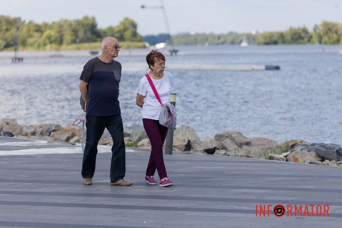 Фонтани, дитячий сміх та посмішки: як проводять дніпряни літній день у сквері Прибережному 6