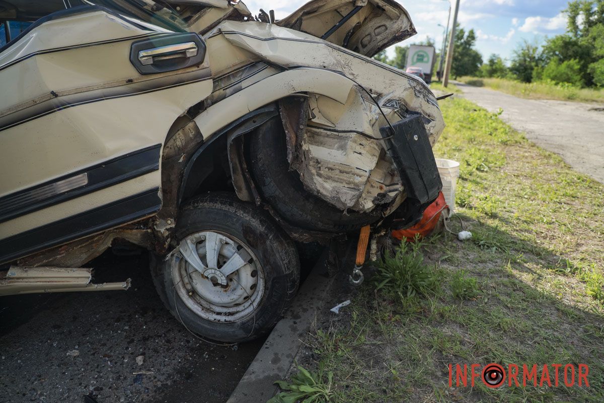 У Дніпрі біля Південного мосту зіткнулись фура DAF та Lada: двоє пасажирів в лікарні 1