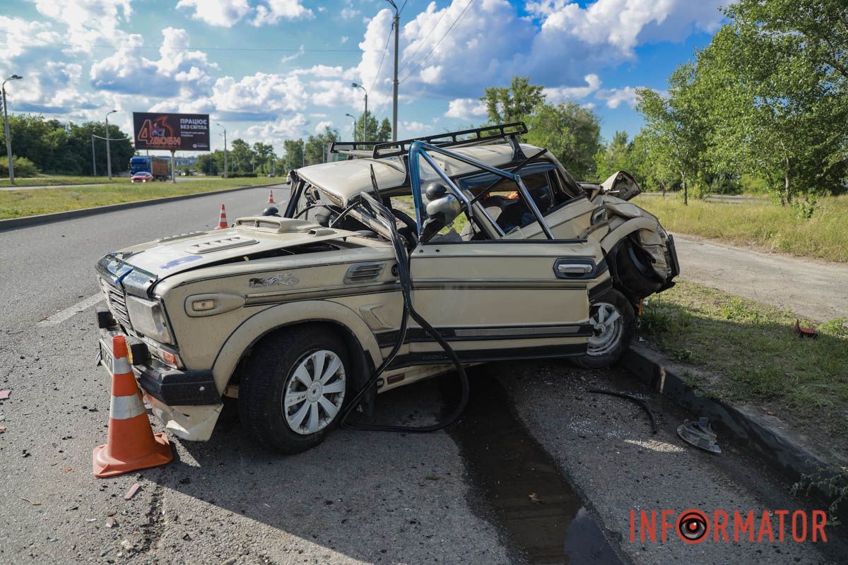 У Дніпрі біля Південного мосту зіткнулись фура DAF та Lada: двоє пасажирів в лікарні 4