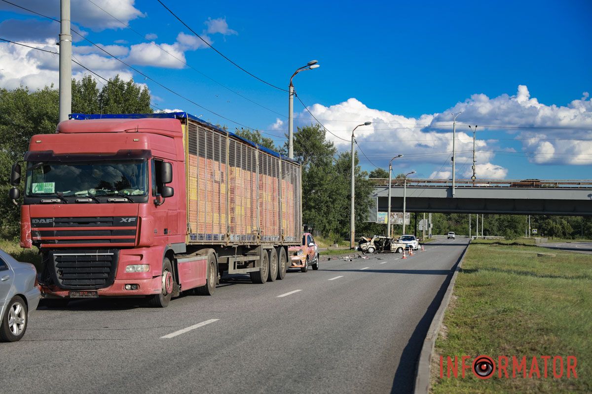 У Дніпрі біля Південного мосту зіткнулись фура DAF та Lada: двоє пасажирів в лікарні 8