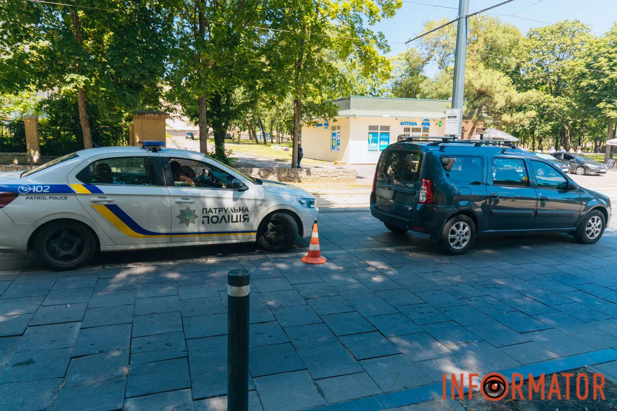 13 июля в Днепре на площади Соборной Renault сбил человека 13 июля в Днепре на площади Соборной Renault сбил человека