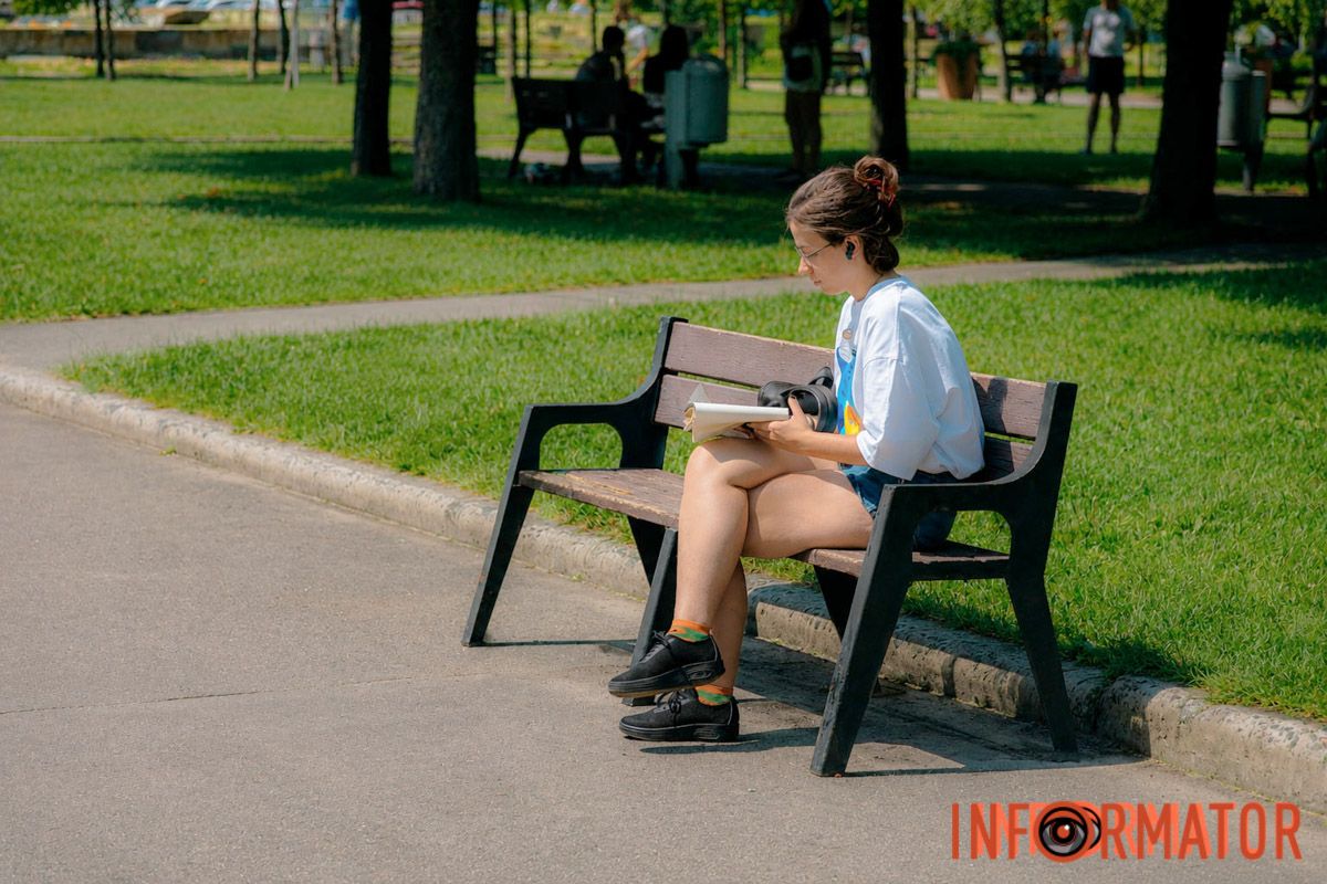 У сквері можна спокійно почитати книгу
